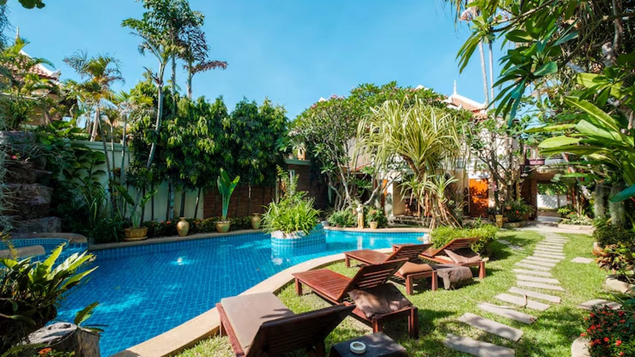 Creating Your Dream Villa Garden: Where Landscaping Meets Swimming Pool Design